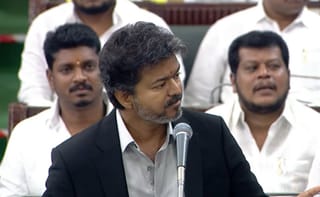 எதுக்கு இந்த அவதூரா அசிங்கமா பேசுற அரசியல், துரு புடிச்சு போன, தேஞ்சு போன அவதூரா அசிங்கமா பேசுற அரசியல் எதுக்கு நமக்கு?