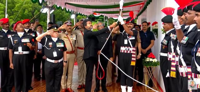 முதலமைச்சர் ஜோசப் விஜய் வரலாற்றுச் சிறப்புமிக்க ஜார்ஜ் கோட்டையில் தேசியக் கொடியை ஏற்றினார்.