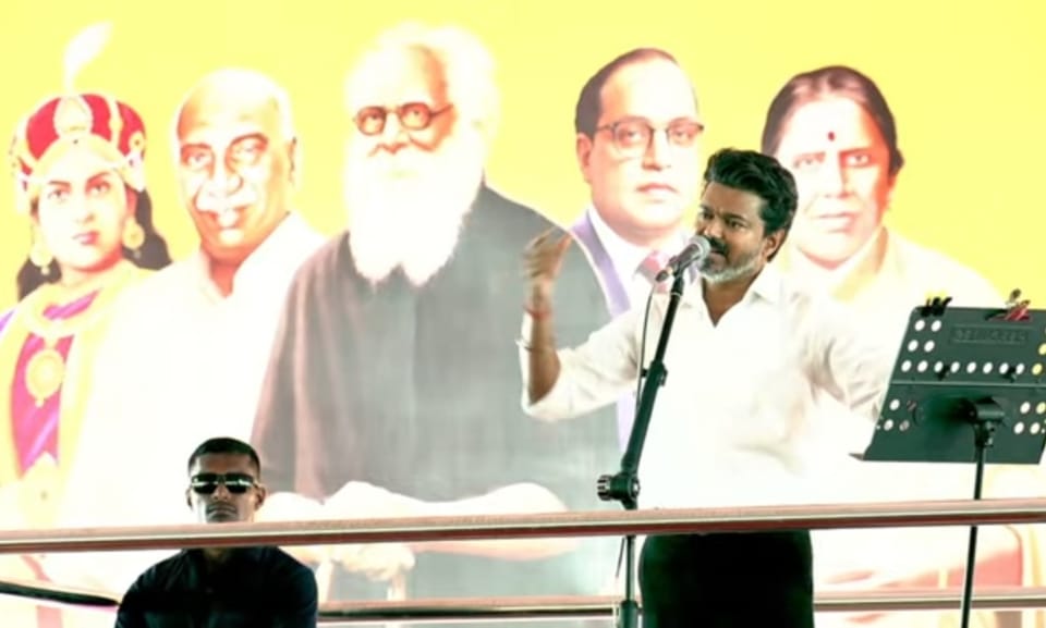 மாற்றி மாற்றி ஏமாற்றிய இருதரப்பையும் மக்கள் ஒதுக்கிவிட்டனர்: திருச்சியில் விஜய் உருக்கம்!