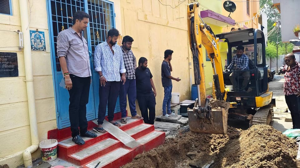 கிருஷ்ணகிரியில் கடந்த 5 ஆண்டுகளாக தீர்க்கப்படாத பாதாள சாக்கடைப் பிரச்சினை: தமிழக வெற்றிக் கழகத்தினர் உடனடியாக தூர்வாரி தீர்வு!