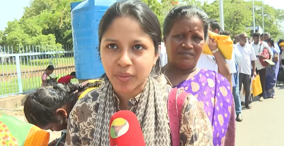 முதல்வர் தனிப்பிரிவில் மனு கொடுக்க குவிந்த மக்கள்.