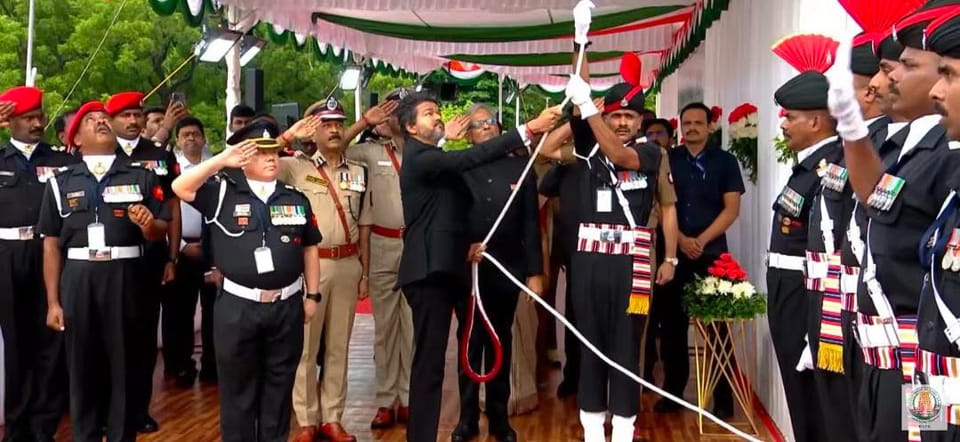 முதலமைச்சர் ஜோசப் விஜய் வரலாற்றுச் சிறப்புமிக்க ஜார்ஜ் கோட்டையில் தேசியக் கொடியை ஏற்றினார்.
